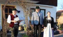 1. Gauvorstand Georg Schinnagl gratuliert mit seiner Frau Antonia Gauehrenmitglied Richard Bonnetsmüller zum 70. Geburtstag.