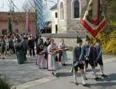 Festzug im Vordergrund die rest. Fahne.JPG